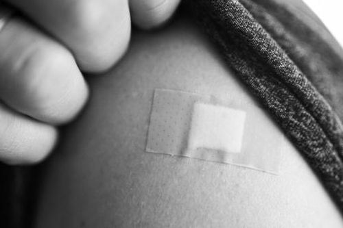 Vì sao không nên xoa bóp bắp tay sau khi tiêm vaccine Covid-19?
