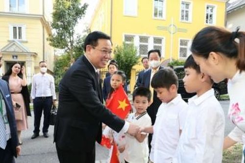 Chủ tịch Quốc hội Vương Đình Huệ gặp gỡ cộng đồng người Việt tại 6 nước châu Âu