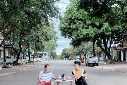 Gia Lai: Xử phạt 6 triệu đồng hai người đàn ông khoe uống trà giữa đường trong mùa dịch