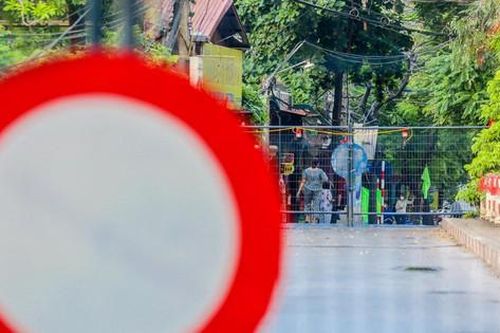 Doanh nghiệp 'luồng xanh', hàng hóa thiết yếu tê liệt vì chốt chặn thôn, xã