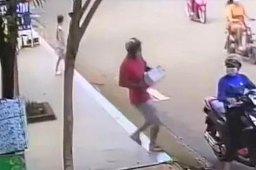 Đôi nam nữ ôm thùng bia bỏ chạy khi đang giãn cách gây xôn xao cộng đồng mạng