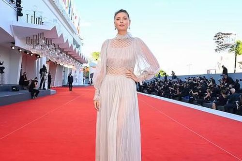'Công chúa quần vợt' Maria Sharapova quyến rũ trên thảm đỏ LHP Venice