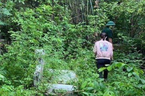 Bé trai 2,9 kg bị bỏ lại dưới chân núi