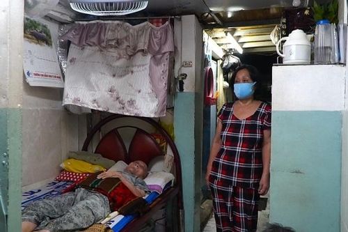 Người phụ nữ đau yếu gồng mình 'gánh' mẹ già, em trai tâm thần giữa mùa dịch