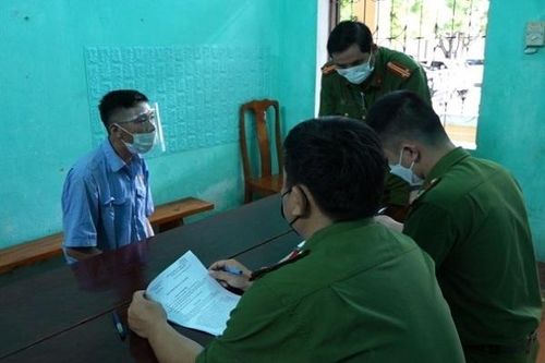 Hàng chục cảnh sát vây bắt người chồng chém vợ