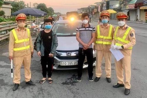 Hà Nội: Lái xe giấu em nhỏ trong cốp xe để qua chốt kiểm dịch Covid-19