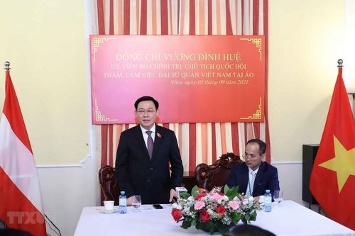 Chủ tịch Quốc hội gặp gỡ với đại diện Cộng đồng người Việt Nam