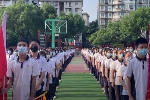 Học sinh Vũ Hán trở lại trường khai giảng như chưa từng có dịch