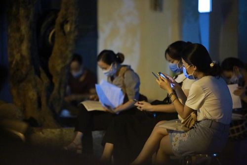 Chong đèn cấp giấy đi đường cho người dân Hà Nội