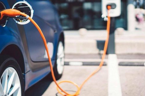 Doanh số bán ô tô ở châu Âu giảm 24% nhưng tiêu thụ xe điện tăng