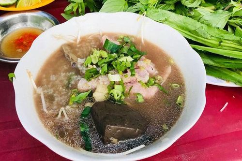 Món cháo 'nội tạng' ăn kèm bún lạ miệng, chỉ bán vài tiếng/ngày ở An Giang