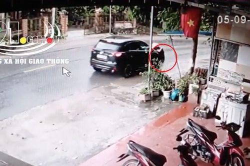 Khoảng khắc ô tô phóng tốc độ cao húc văng người phụ nữ trên đường, hành xử của tài xế sau đó gây bức xúc