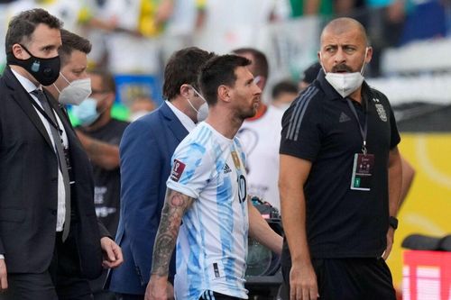 Vì sao đại chiến Brazil vs Argentina bị dừng chỉ sau 8 phút bóng lăn?