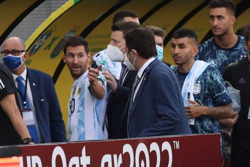 Messi tức giận sau khi trận Brazil vs Argentina bị dừng sau 8 phút
