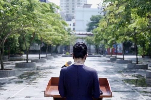Cô hiệu phó phát biểu trong lễ khai giảng không một bóng người giữa sân trường là ai?