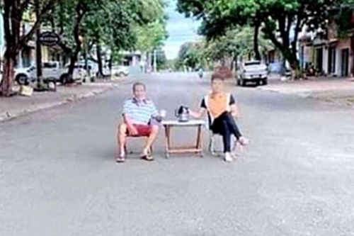 2 người đàn ông 'chơi ngông' mang bàn ra giữa đường uống trà rồi chụp hình đăng Facebook