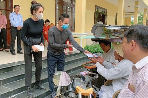 Lý Hải - Minh Hà không vướng 'bão sao kê' mà còn ghi điểm bởi hành động này khi làm từ thiện