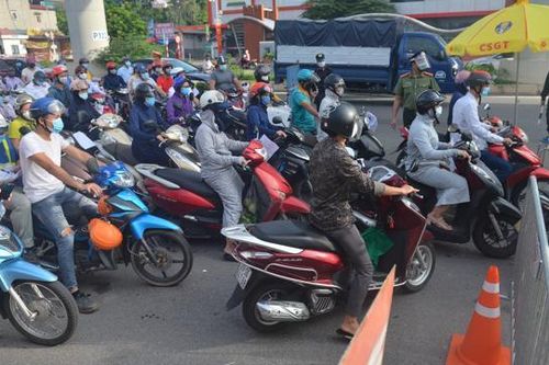 Hà Nội ngày đầu tiên giãn cách theo vùng: Một số chốt xảy ra ùn ứ