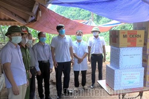 Huyện ủy Tuần Giáo thăm, tặng quà các chốt kiểm soát dịch Covid-19