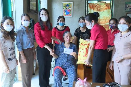 Phù Ninh: tặng quà cho gia đình hoàn cảnh khó khăn do ảnh hưởng dịch COVID-19