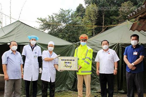 Đồng chí Phó Chủ tịch HĐND tỉnh kiểm tra hoạt động chốt kiểm soát phòng, chống dịch COVID-19 tại Thuận Châu