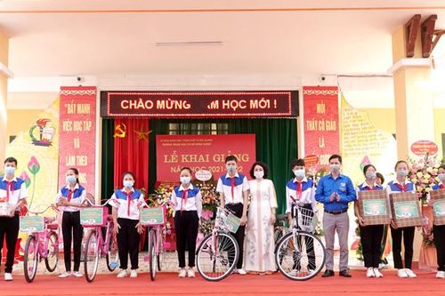 Tặng quà 'Điều ước ngày khai trường' trị giá 51 triệu đồng