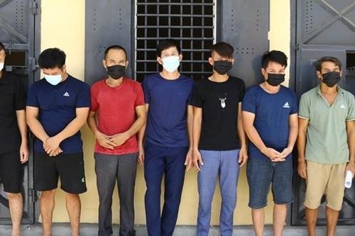 Bắt 15 đối tượng rủ nhau lên núi Bầng đánh bạc giữa thời dịch