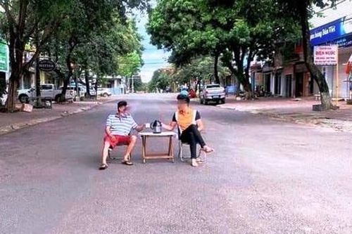 Đặt bàn giữa đường uống trà để đăng Facebook, 2 người bị phạt 6 triệu đồng
