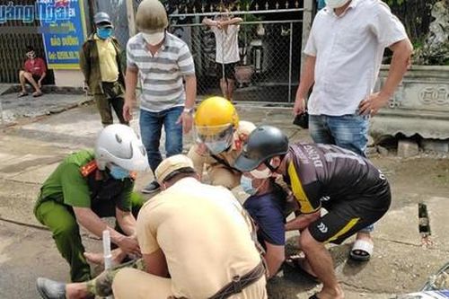 Công an dùng xe đặc chủng chở người bị TNGT đi cấp cứu