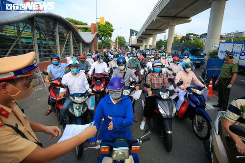 Biển người chờ qua chốt để vào 'vùng đỏ' ở Hà Nội