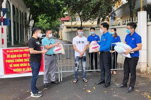 'Shipper áo xanh' lan tỏa nếp sống văn minh