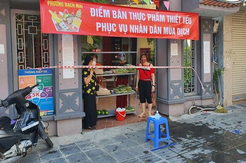 Quận Hai Bà Trưng cấp thẻ cho người dân mua hàng thiết yếu theo phân tuyến tại 18 phường