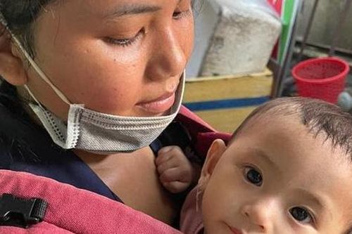 Cái kết ấm lòng của bà mẹ trẻ địu con 8 tháng tuổi đạp xe từ Cần Thơ về quê