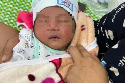 Bé trai 3 ngày tuổi bị bỏ rơi dưới chân núi lúc rạng sáng kèm mảnh giấy 'xin hãy nuôi con em nên người'