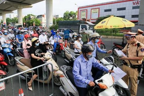 Người Hà Nội 'nêm cứng' nhiều chốt kiểm soát ra vào các phân vùng 'đỏ, cam, xanh'
