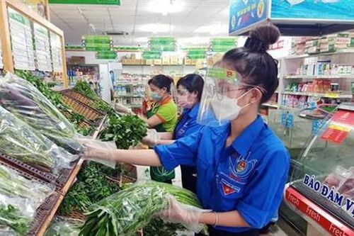 TP.HCM: Gen Z kể chuyện tình nguyện đi chợ hộ, tiết lộ bí kíp tủ lạnh luôn có đồ tươi