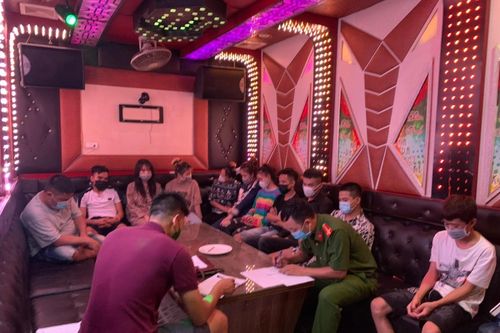 Công an huyện Thạch Thất bắt quả tang 10 nam nữ đang 'bay lắc' trong quán karaoke