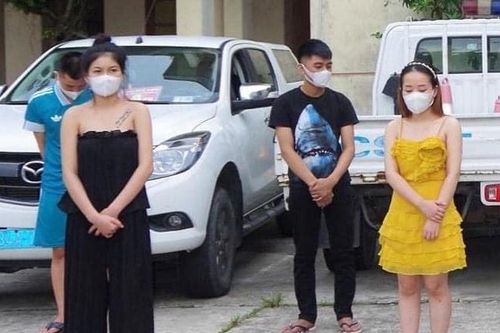 9 nam nữ phê ma túy ở cửa hàng thời trang