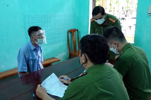 Bắt kẻ chém vợ trọng thương rồi trốn vào rừng