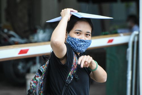 Người Hà Nội đội mưa xin cấp giấy đi đường mới