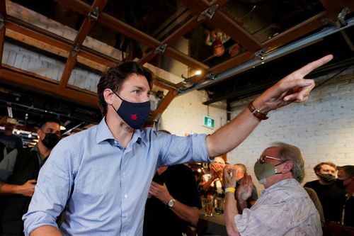Người phản đối tiêm chủng ném sỏi vào thủ tướng Canada