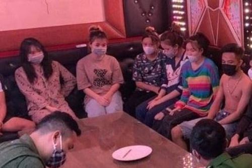 10 người chơi ma túy trong quán karaoke ở Hà Nội