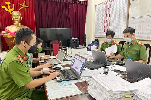 Quận Đống Đa: Cán bộ, chiến sỹ làm 'xuyên đêm' để cấp giấy đi đường cho người dân, doanh nghiệp