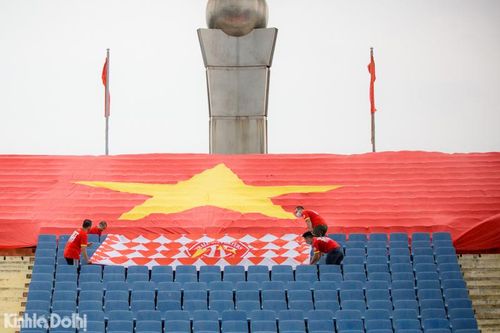 Cổ động viên Việt Nam trải sẵn cờ 200m2 trên sân Mỹ Đình tiếp sức cho ĐT Việt Nam