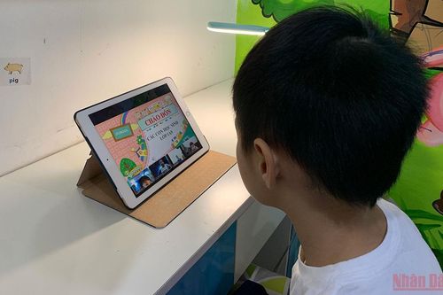 'Khóc, cười' chuyện trẻ lớp 1 học online