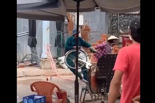 Người phụ nữ 'nằm vạ', dọa cả dân quân tự vệ