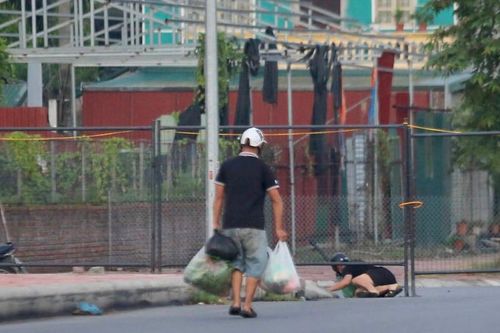 Cổ Nhuế 2: Người dân vượt rào, thông chốt đi chợ... 'cho gần'