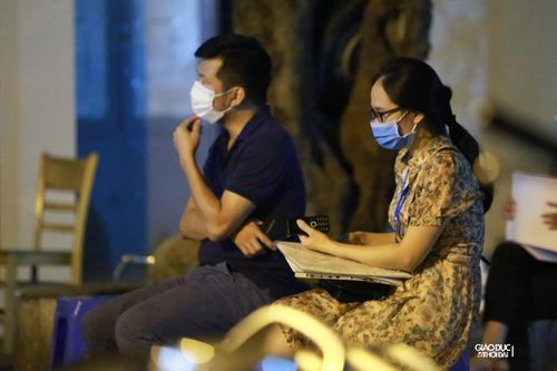 Người dân ngồi đợi đến tối ở phường Mễ Trì để xin giấy đi đường