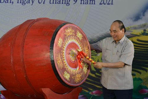 Chủ tịch nước Nguyễn Xuân Phúc dự Lễ khai giảng tại Trường Phổ thông Dân tộc nội trú tỉnh Yên Bái