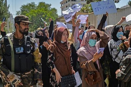 Taliban nổ súng để giải tán đám đông biểu bình chống Pakistan ở Kabul